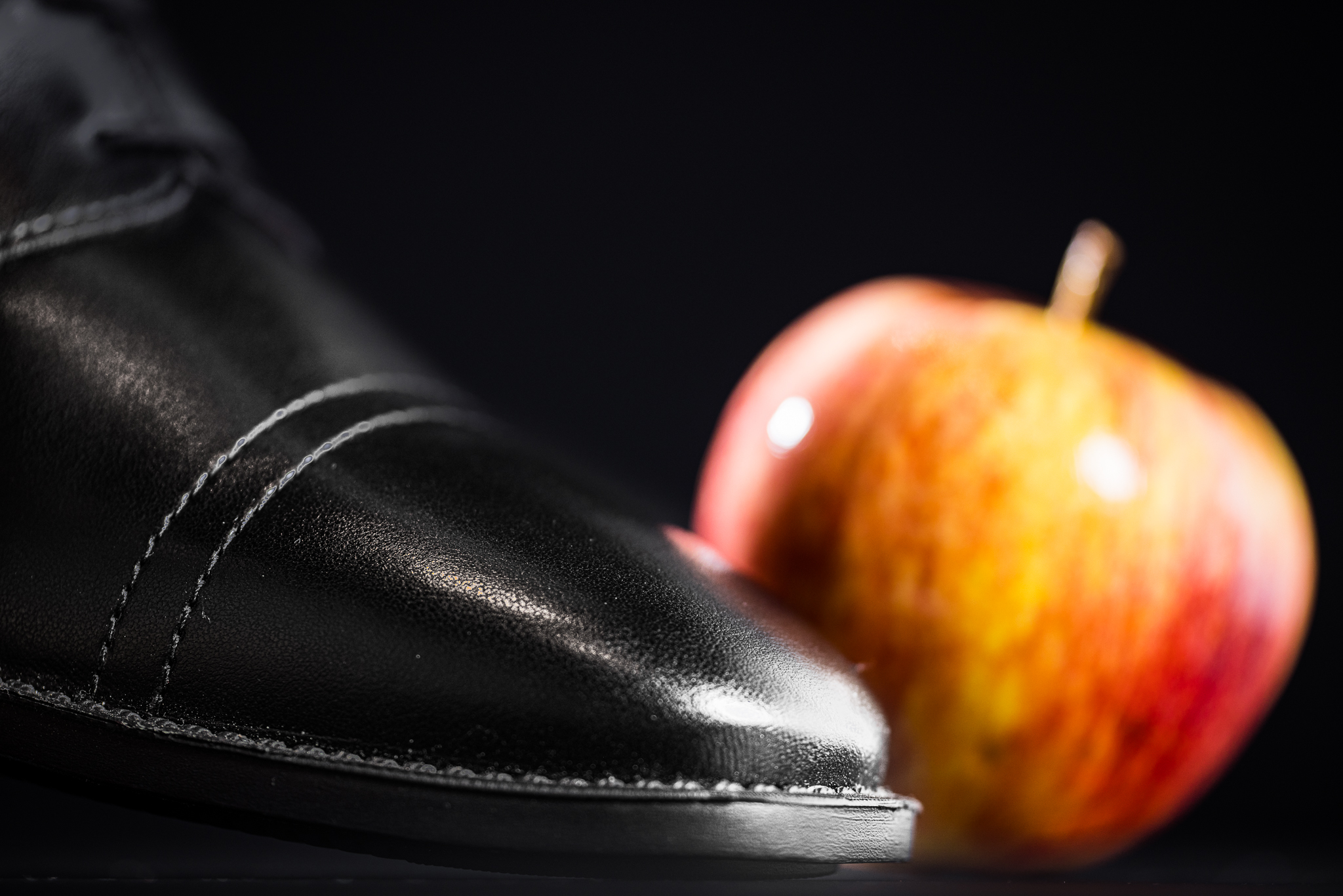 Vegane Reitstiefel aus Apfelleder mit elastischer Frontschnürung